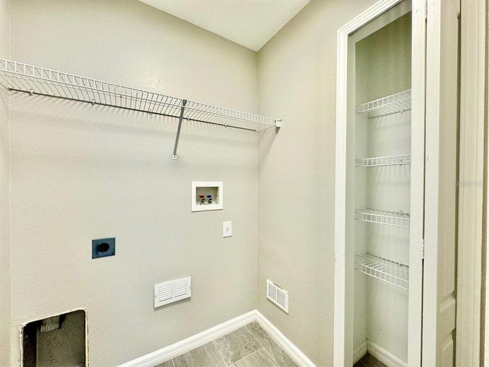 En Renta: $2,500 (5 camas, 3 baños, 2200 Pies cuadrados)