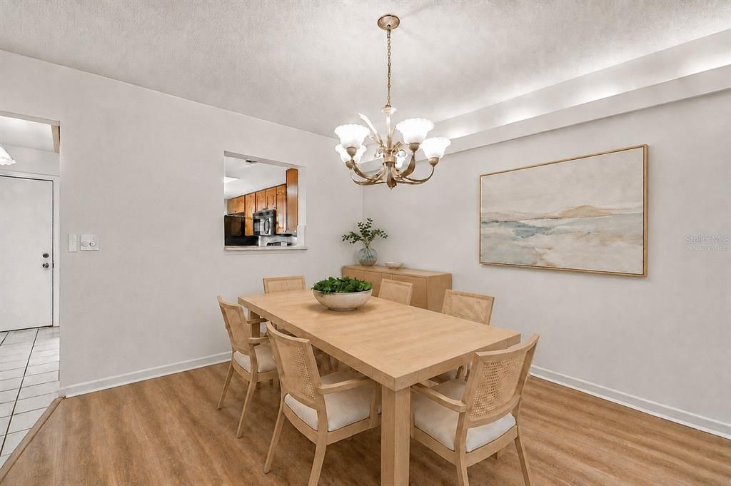 На продажу: $239,900 (2 спален, 2 ванн, 1230 Квадратных фут)