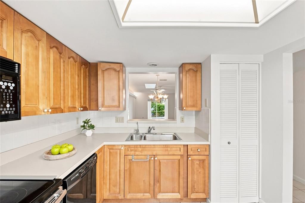 На продажу: $239,900 (2 спален, 2 ванн, 1230 Квадратных фут)