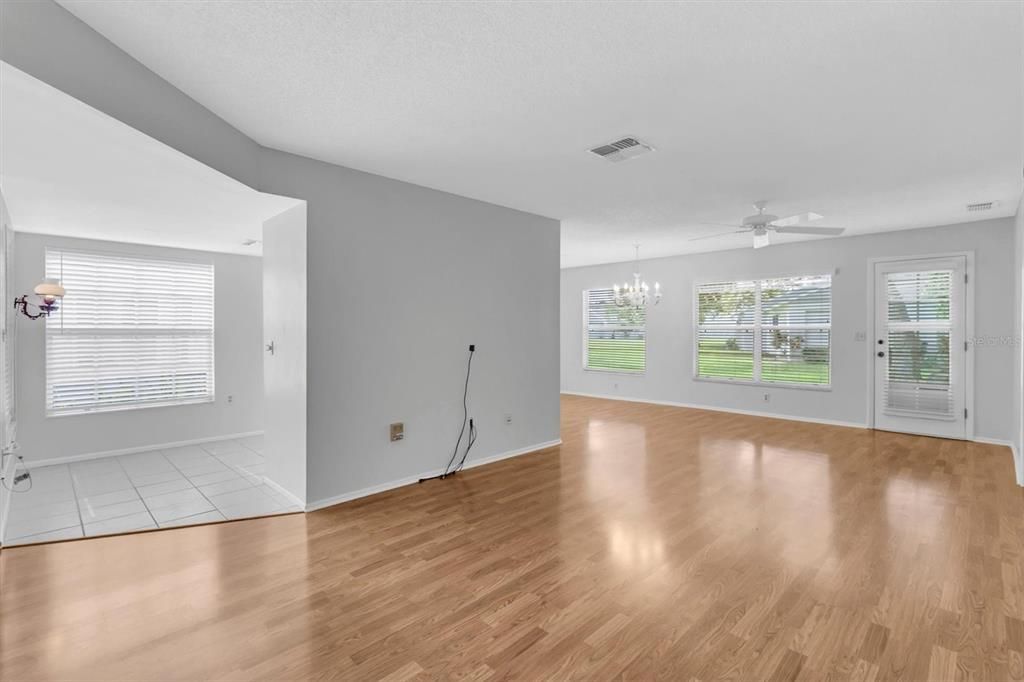 For Sale: $224,900 (2 beds, 2 baths, 1135 Square Feet)