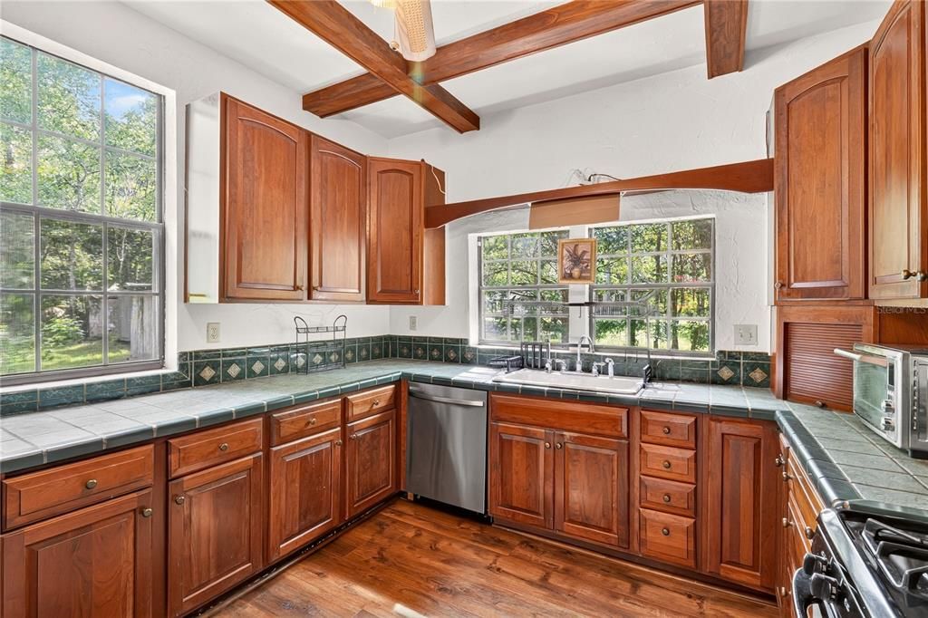 На продажу: $349,900 (3 спален, 2 ванн, 1966 Квадратных фут)