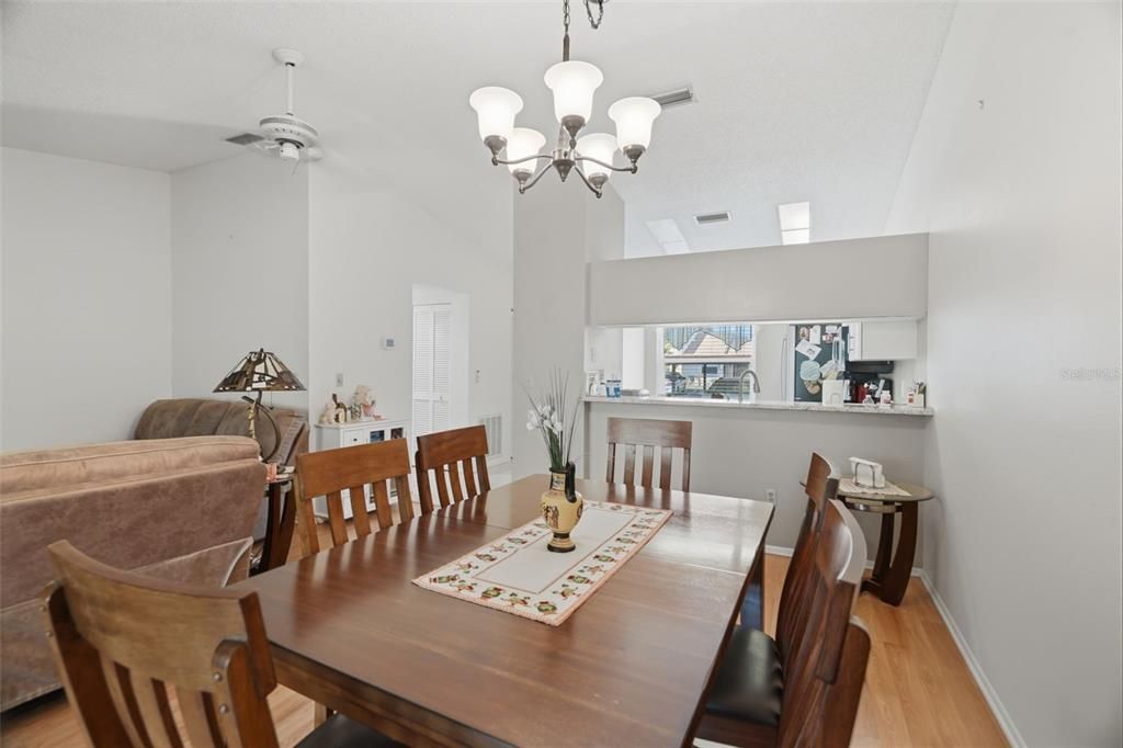 For Sale: $155,000 (2 beds, 2 baths, 1114 Square Feet)
