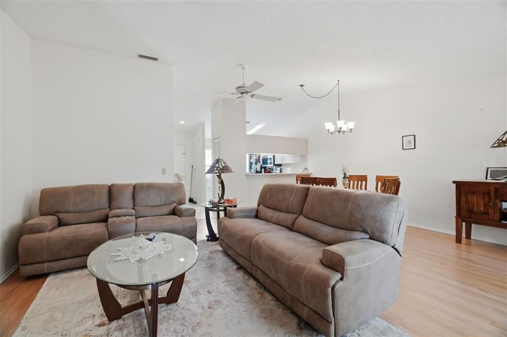 For Sale: $155,000 (2 beds, 2 baths, 1114 Square Feet)