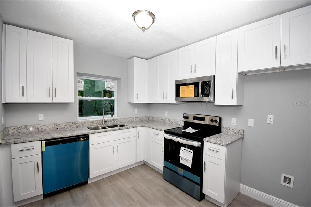 For Sale: $289,900 (3 beds, 2 baths, 996 Square Feet)