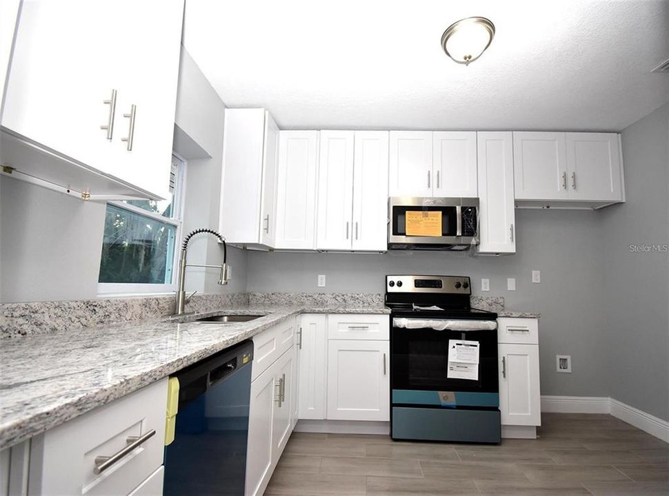 For Sale: $289,900 (3 beds, 2 baths, 996 Square Feet)