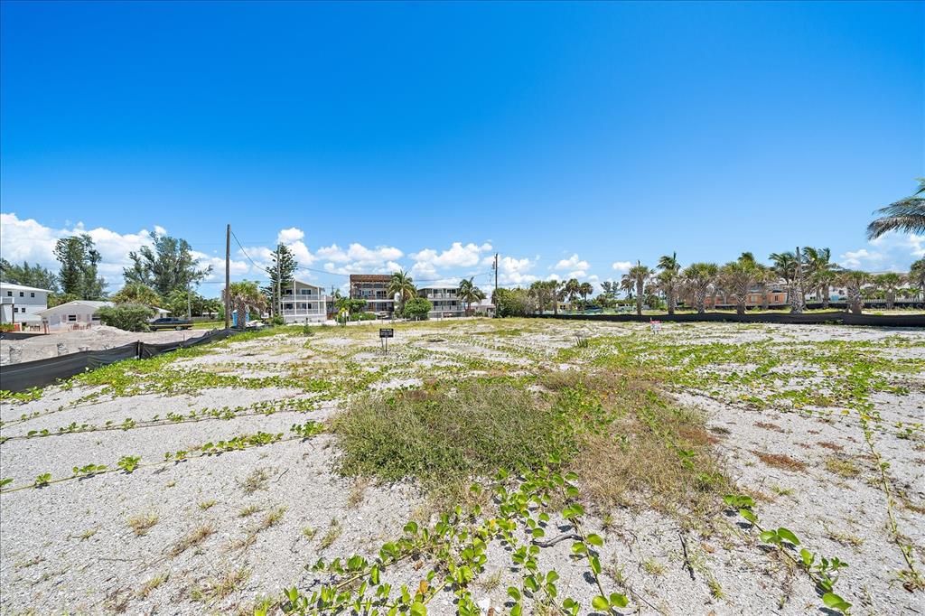 На продажу: $1,249,000 (0.25 acres)