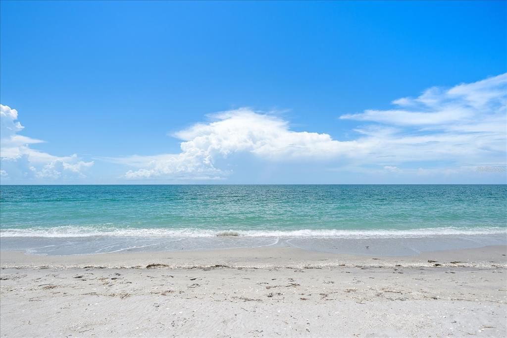 На продажу: $1,249,000 (0.25 acres)