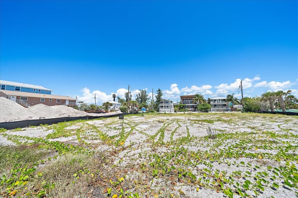 На продажу: $1,249,000 (0.25 acres)