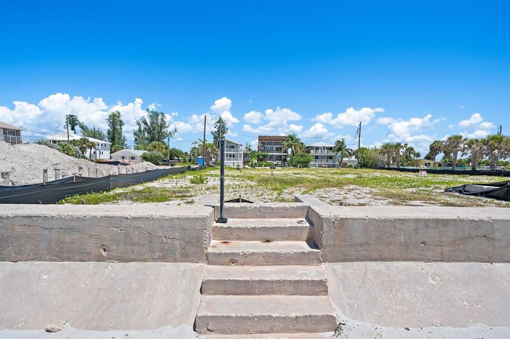 На продажу: $1,249,000 (0.25 acres)