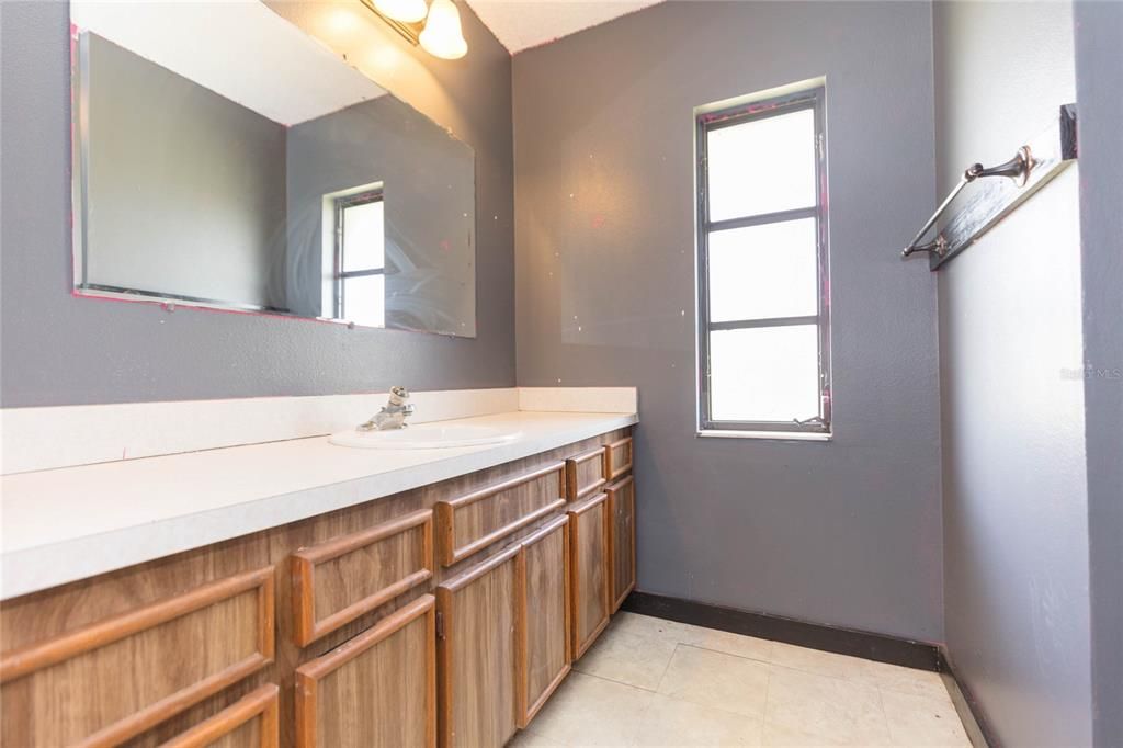 En Venta: $599,900 (4 camas, 3 baños, 2659 Pies cuadrados)