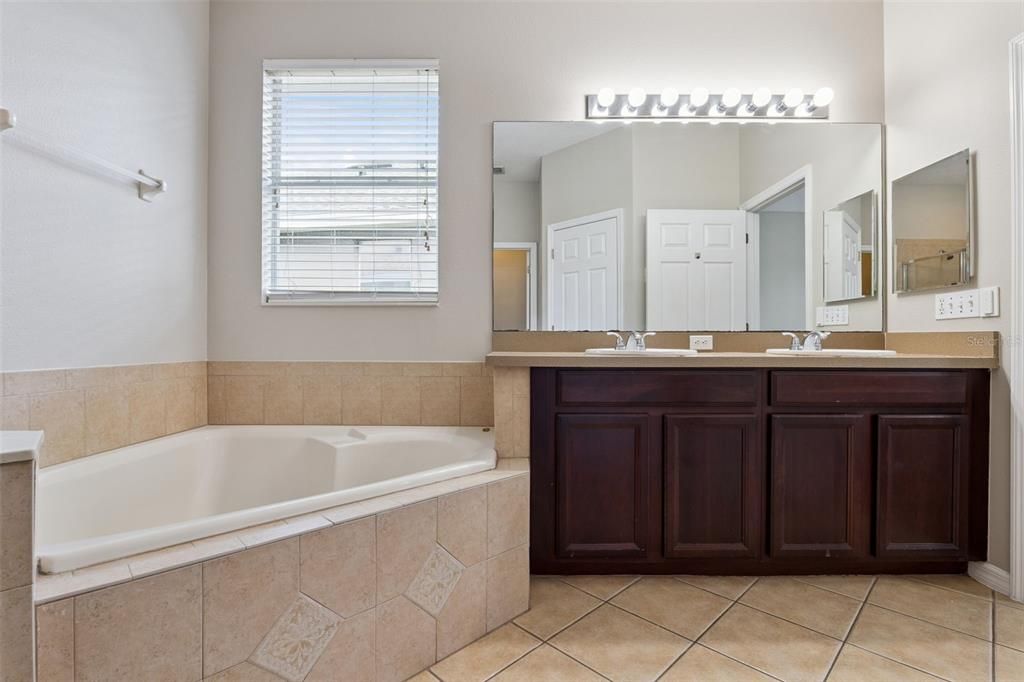 For Sale: $475,000 (3 beds, 2 baths, 1642 Square Feet)