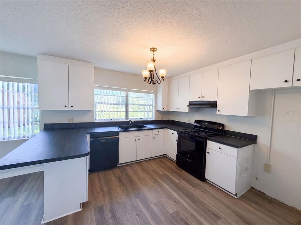 For Sale: $290,000 (3 beds, 2 baths, 1619 Square Feet)