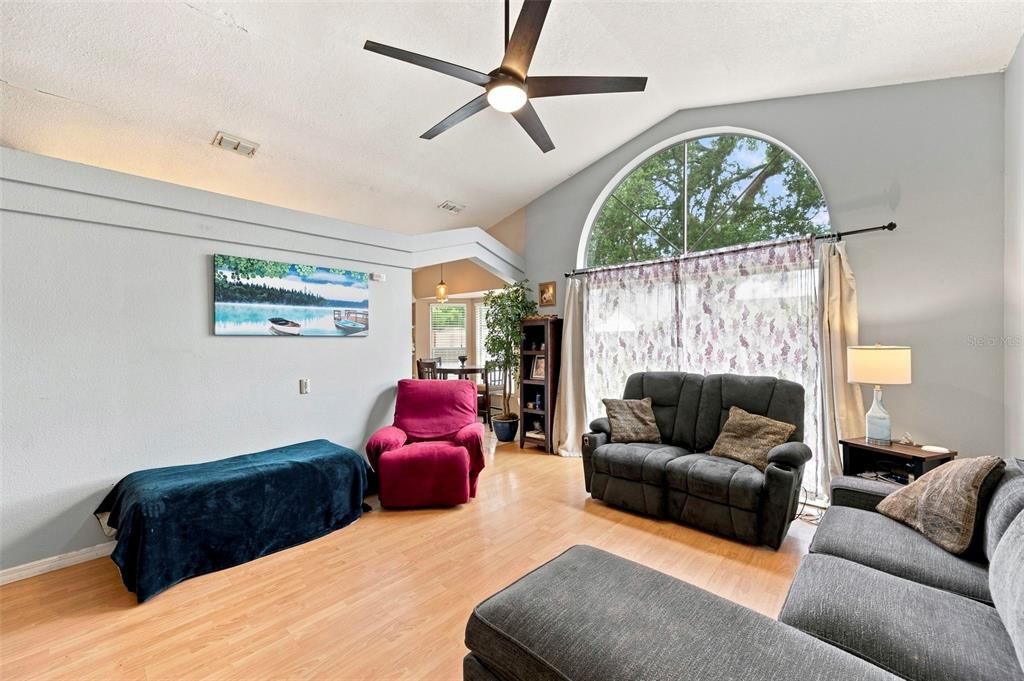 For Sale: $225,000 (3 beds, 2 baths, 1197 Square Feet)