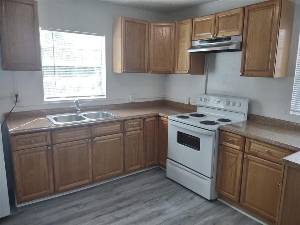 For Rent: $1,395 (2 beds, 1 baths, 838 Square Feet)