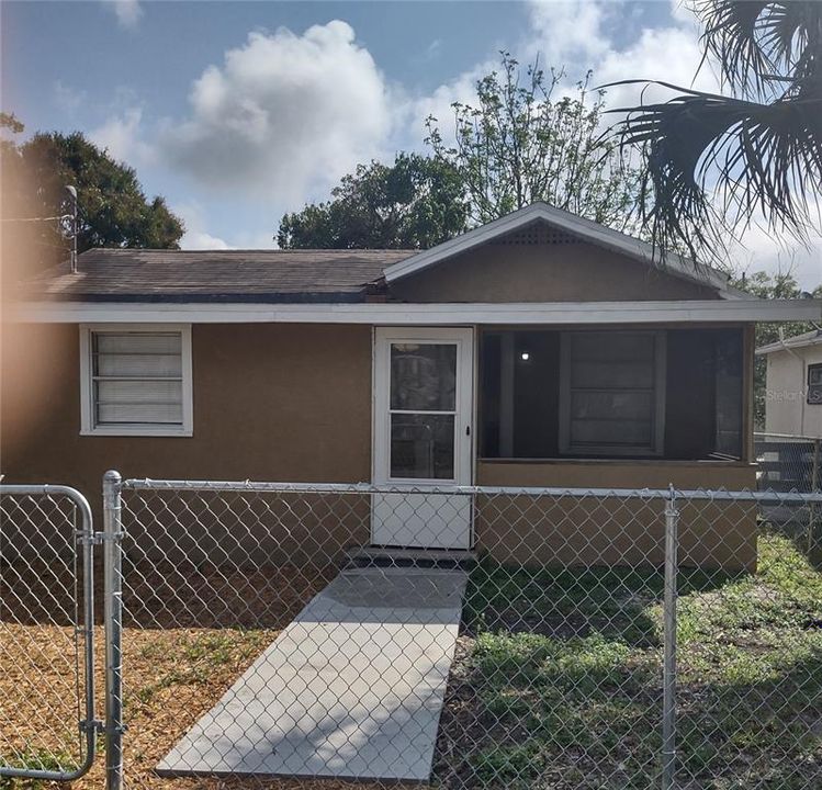 For Rent: $1,395 (2 beds, 1 baths, 838 Square Feet)