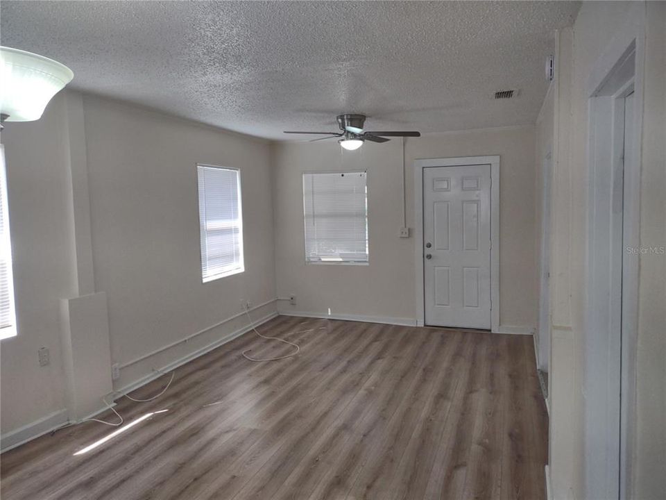 For Rent: $1,395 (2 beds, 1 baths, 838 Square Feet)