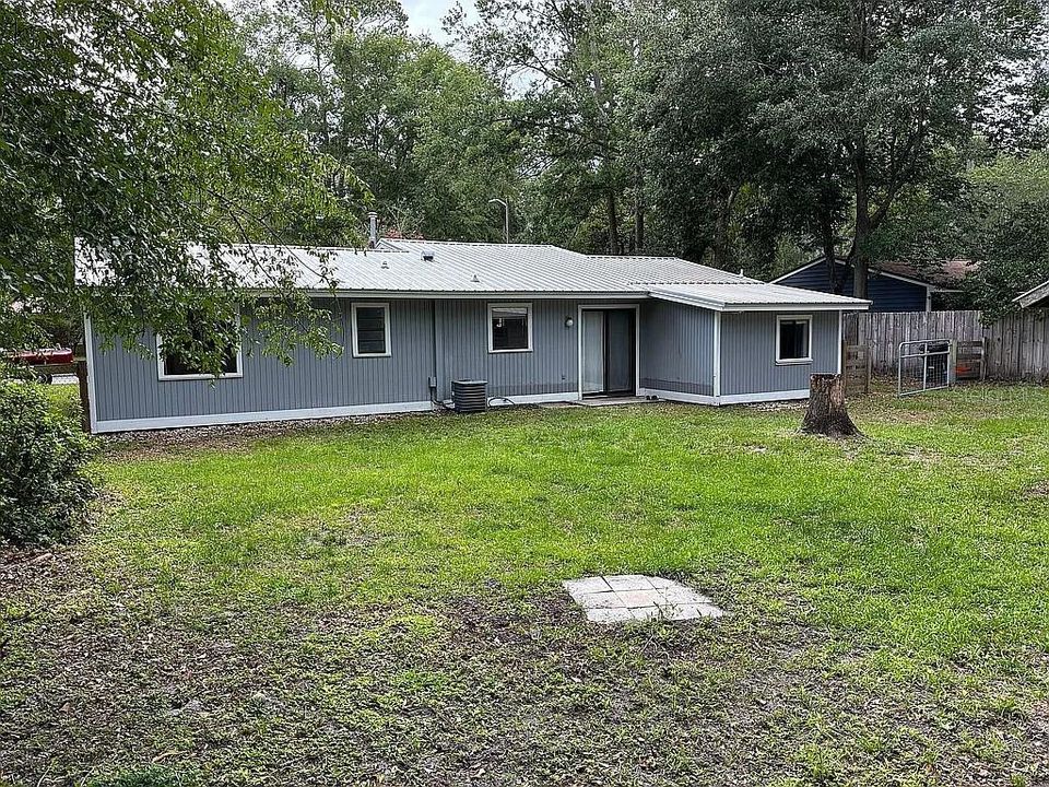 For Rent: $2,300 (3 beds, 2 baths, 1224 Square Feet)