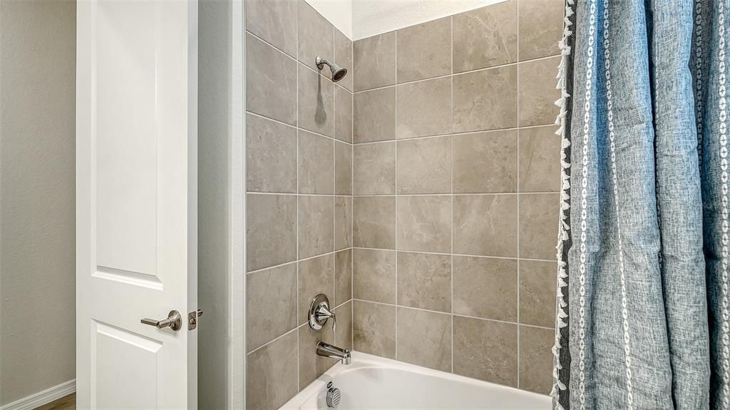 For Rent: $10,500 (3 beds, 3 baths, 2650 Square Feet)
