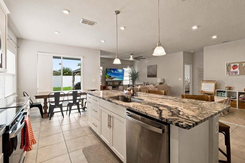 En Venta: $399,900 (4 camas, 2 baños, 2021 Pies cuadrados)