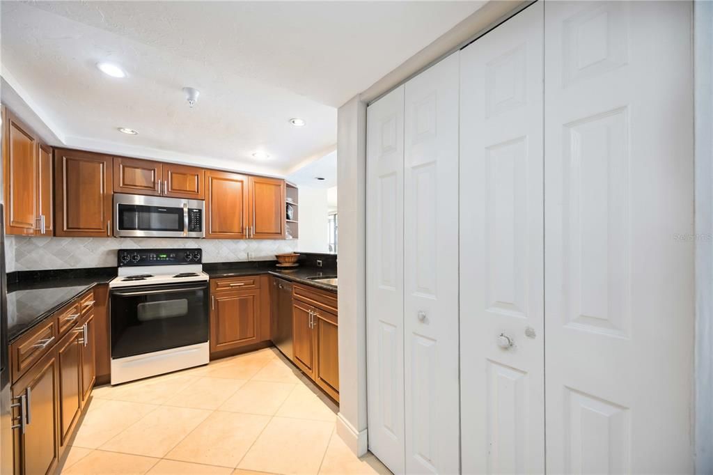 В аренду: $4,800 (2 спален, 2 ванн, 1380 Квадратных фут)