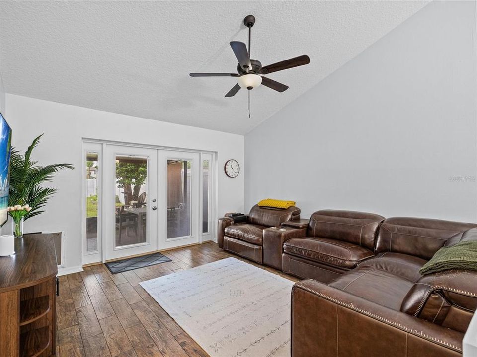 For Sale: $330,000 (3 beds, 2 baths, 1287 Square Feet)