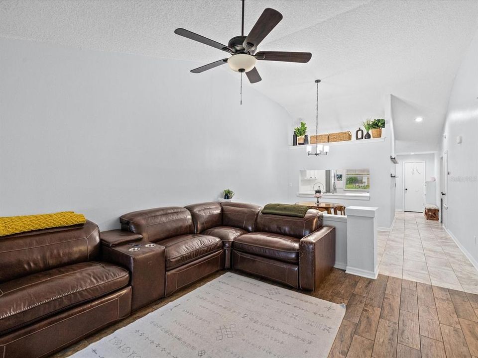 For Sale: $330,000 (3 beds, 2 baths, 1287 Square Feet)
