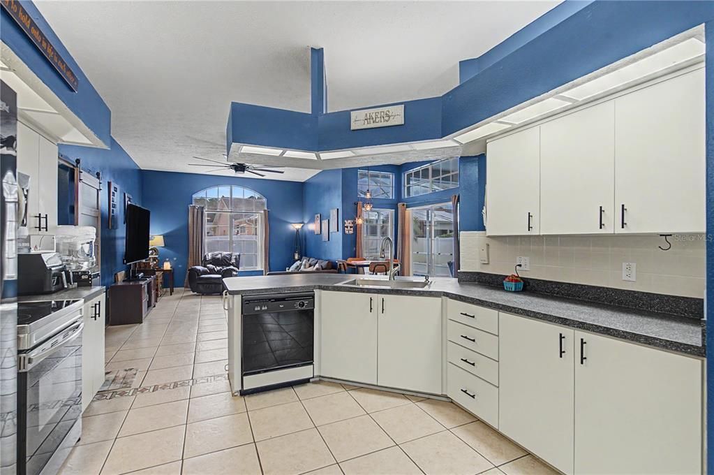 For Sale: $420,000 (3 beds, 2 baths, 1984 Square Feet)
