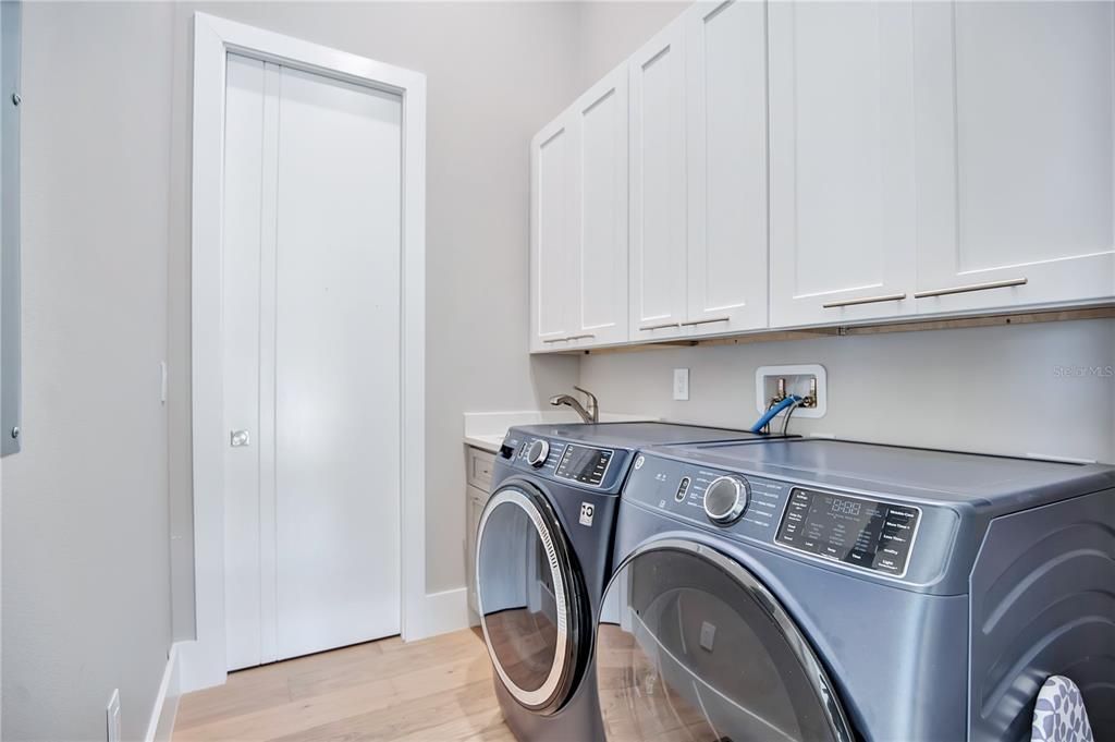 For Sale: $1,600,000 (3 beds, 2 baths, 2733 Square Feet)