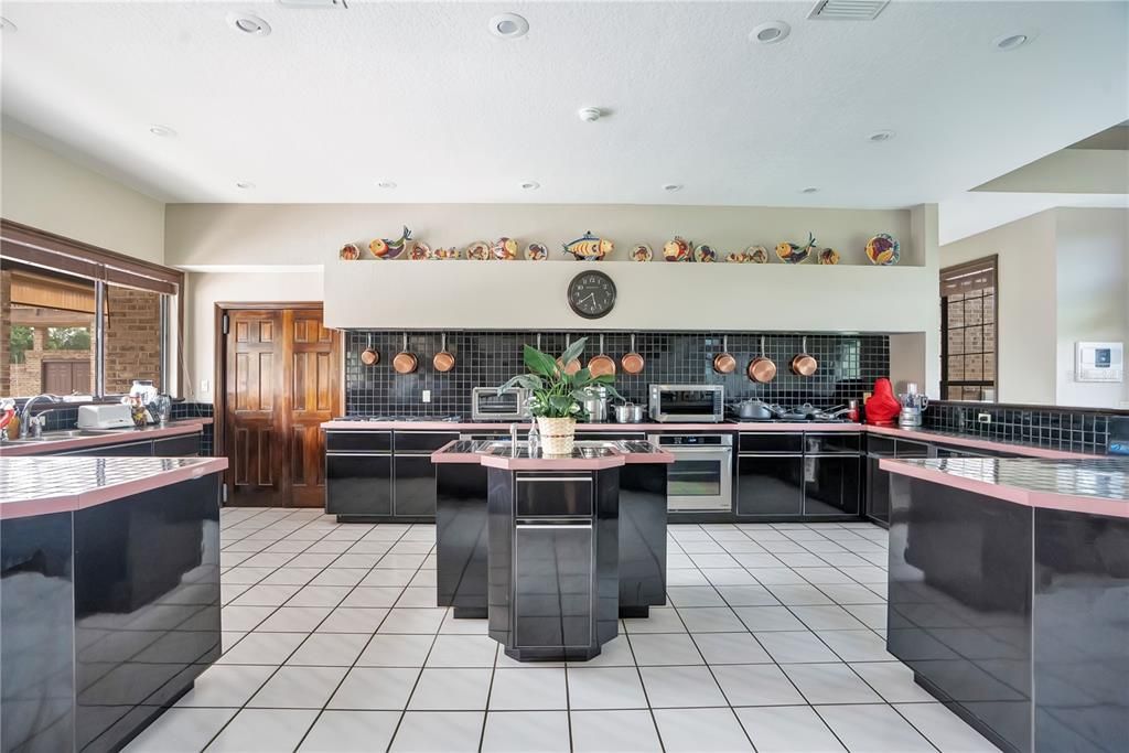 For Sale: $2,000,000 (5 beds, 6 baths, 8715 Square Feet)
