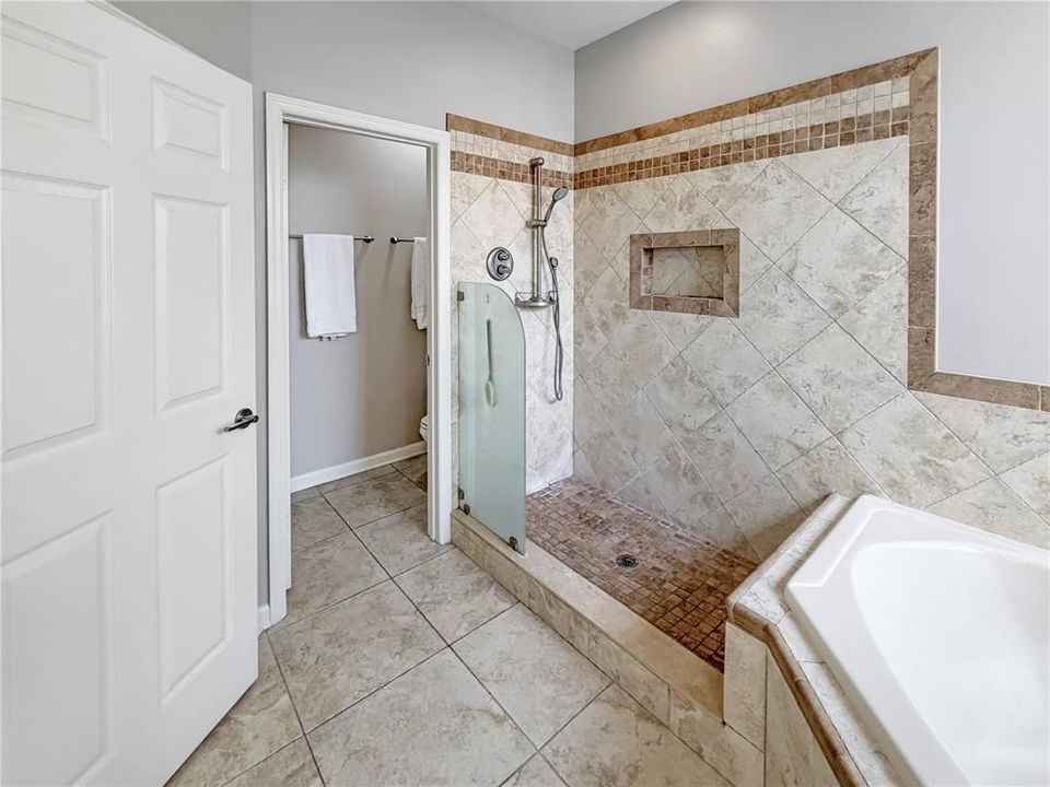 En Venta: $700,000 (5 camas, 3 baños, 3253 Pies cuadrados)