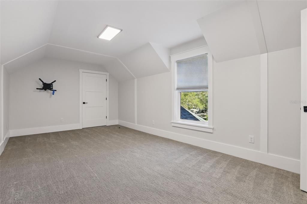 For Rent: $10,000 (6 beds, 4 baths, 3806 Square Feet)