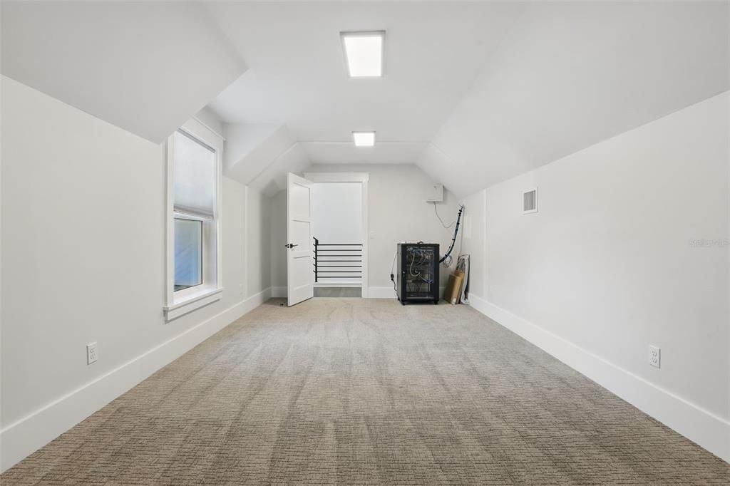 For Rent: $10,000 (6 beds, 4 baths, 3806 Square Feet)