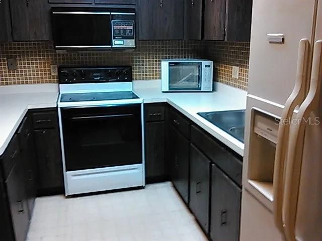 На продажу: $299,999 (3 спален, 2 ванн, 1264 Квадратных фут)