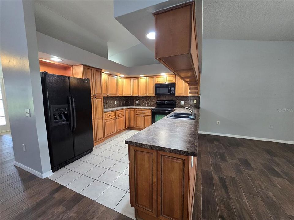 For Rent: $2,600 (3 beds, 2 baths, 1869 Square Feet)