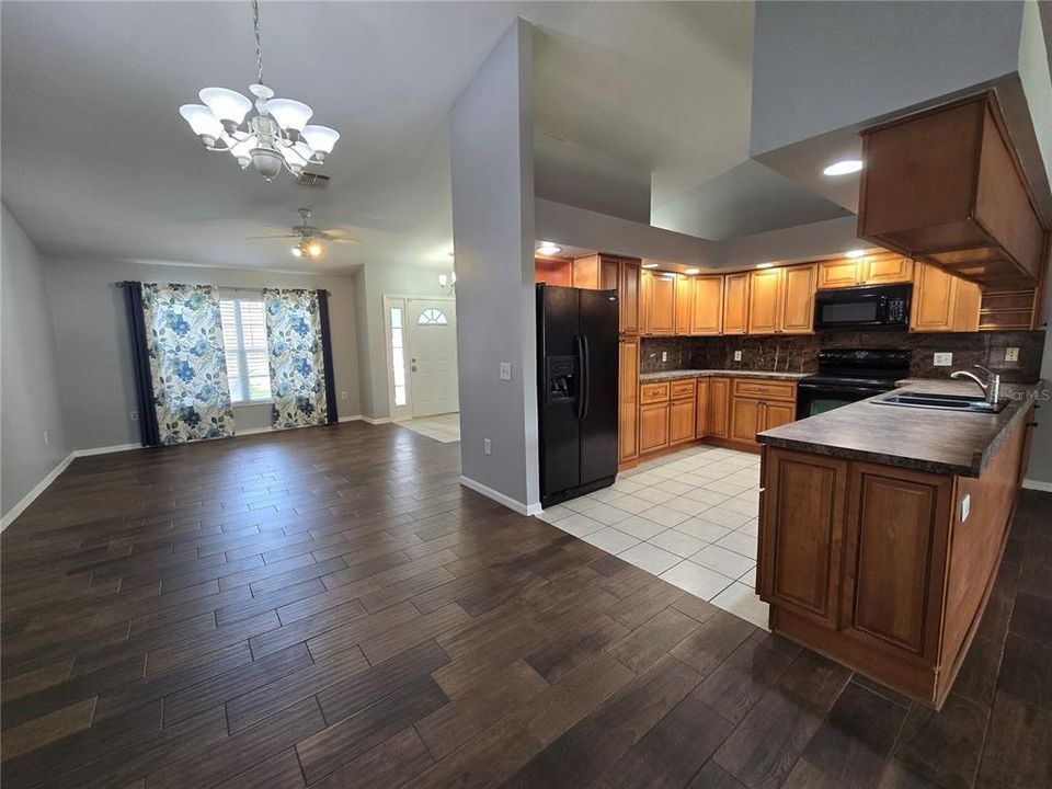 For Rent: $2,600 (3 beds, 2 baths, 1869 Square Feet)