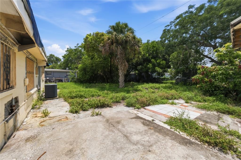 For Sale: $155,000 (2 beds, 1 baths, 888 Square Feet)