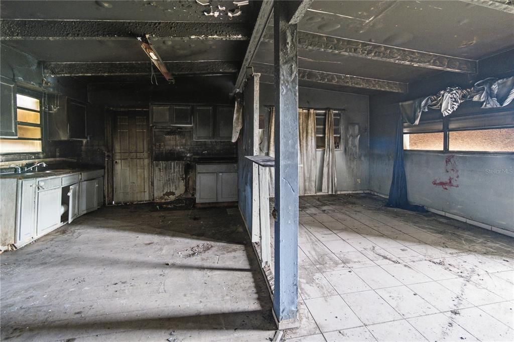 For Sale: $155,000 (2 beds, 1 baths, 888 Square Feet)
