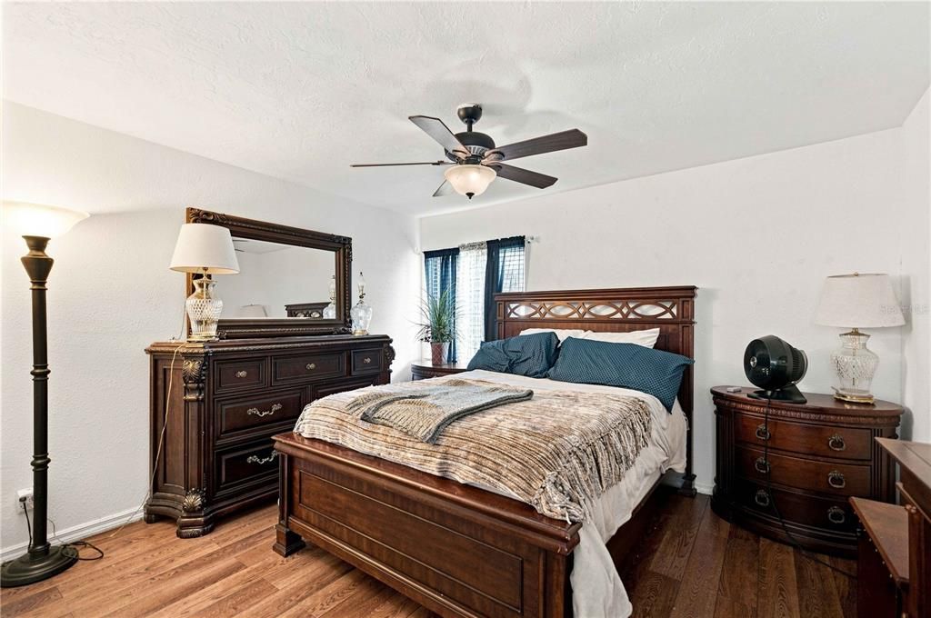 На продажу: $249,999 (2 спален, 2 ванн, 1810 Квадратных фут)