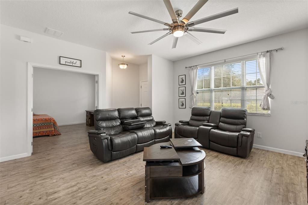 For Sale: $409,900 (3 beds, 2 baths, 2352 Square Feet)