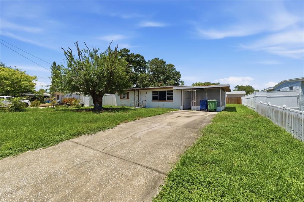 For Sale: $240,000 (2 beds, 1 baths, 888 Square Feet)