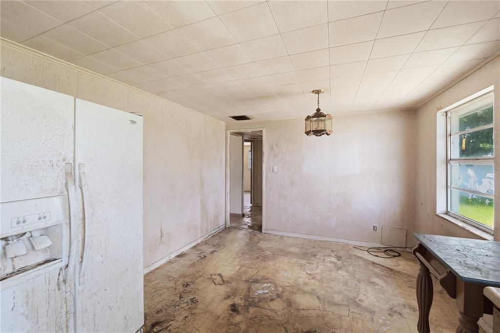 For Sale: $240,000 (2 beds, 1 baths, 888 Square Feet)