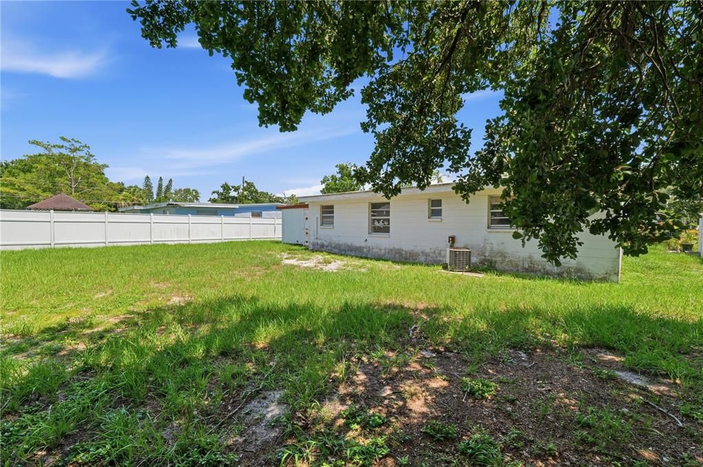For Sale: $240,000 (2 beds, 1 baths, 888 Square Feet)