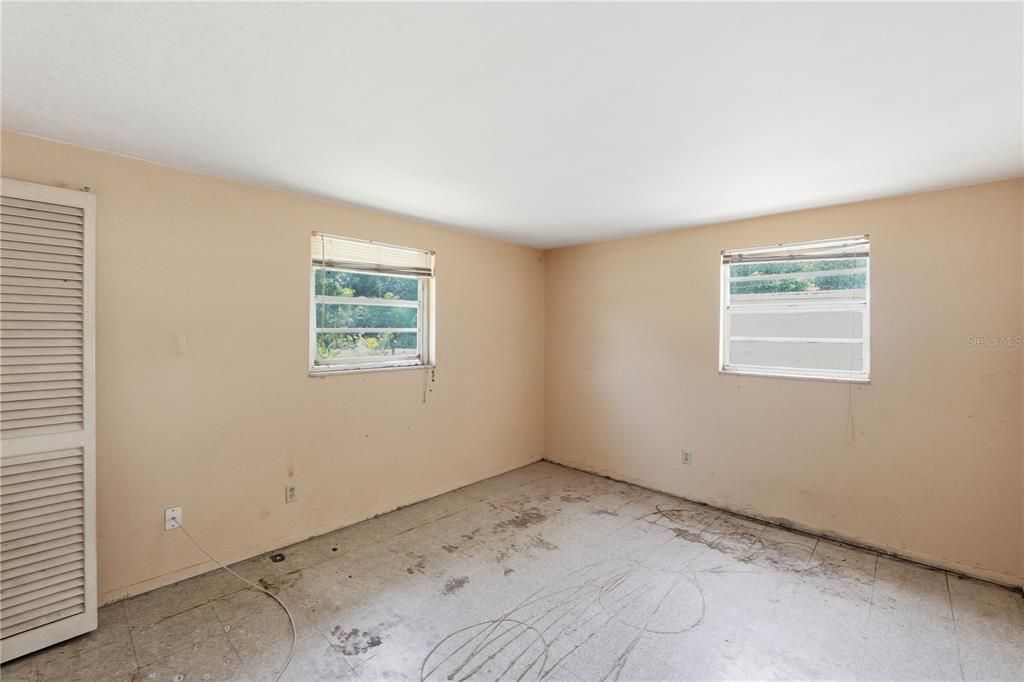 For Sale: $240,000 (2 beds, 1 baths, 888 Square Feet)