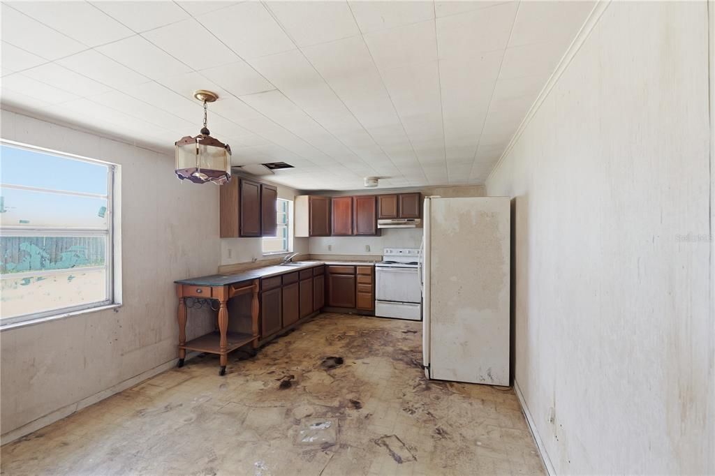 For Sale: $240,000 (2 beds, 1 baths, 888 Square Feet)
