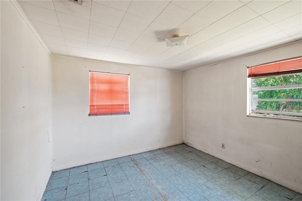 For Sale: $240,000 (2 beds, 1 baths, 888 Square Feet)