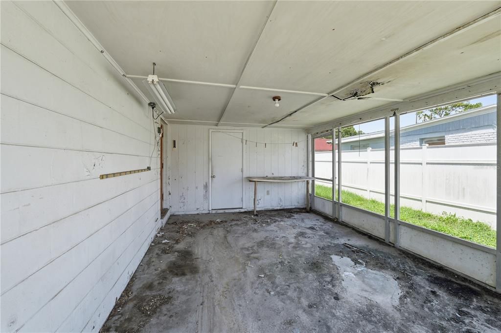For Sale: $240,000 (2 beds, 1 baths, 888 Square Feet)