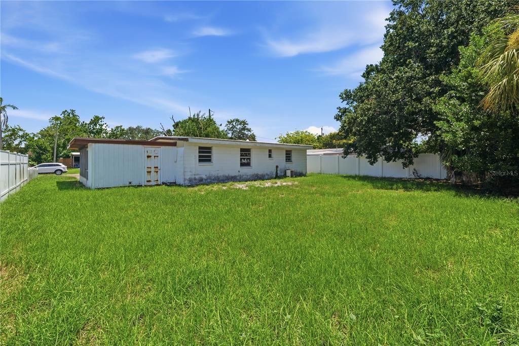 For Sale: $240,000 (2 beds, 1 baths, 888 Square Feet)