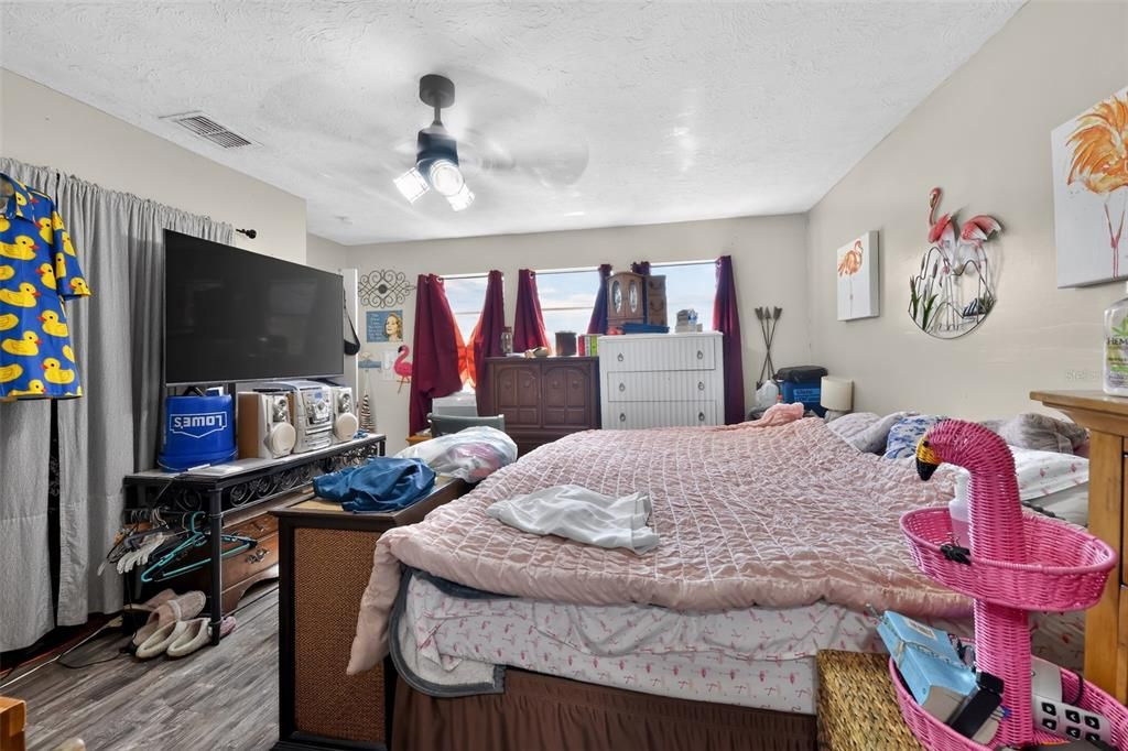 En Venta: $299,900 (3 camas, 2 baños, 1343 Pies cuadrados)