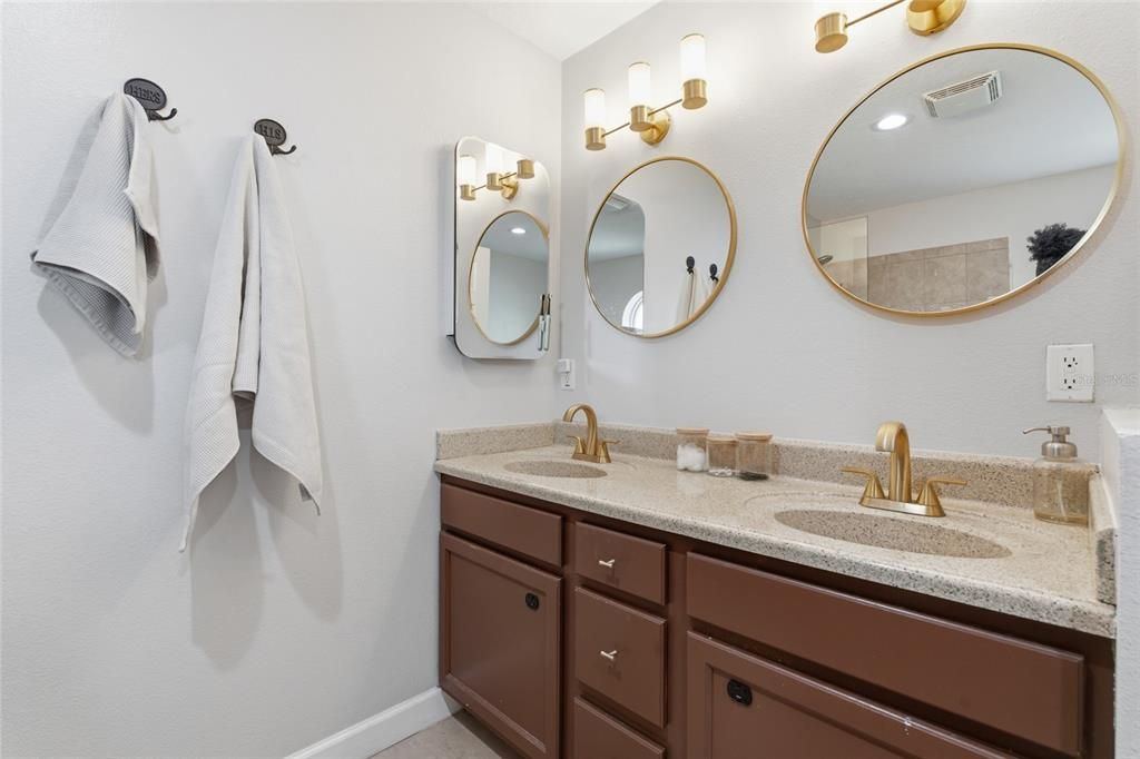 For Sale: $850,000 (5 beds, 3 baths, 2904 Square Feet)