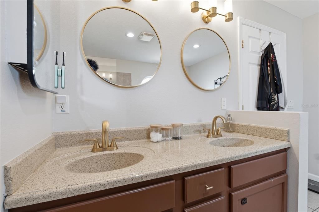 For Sale: $850,000 (5 beds, 3 baths, 2904 Square Feet)